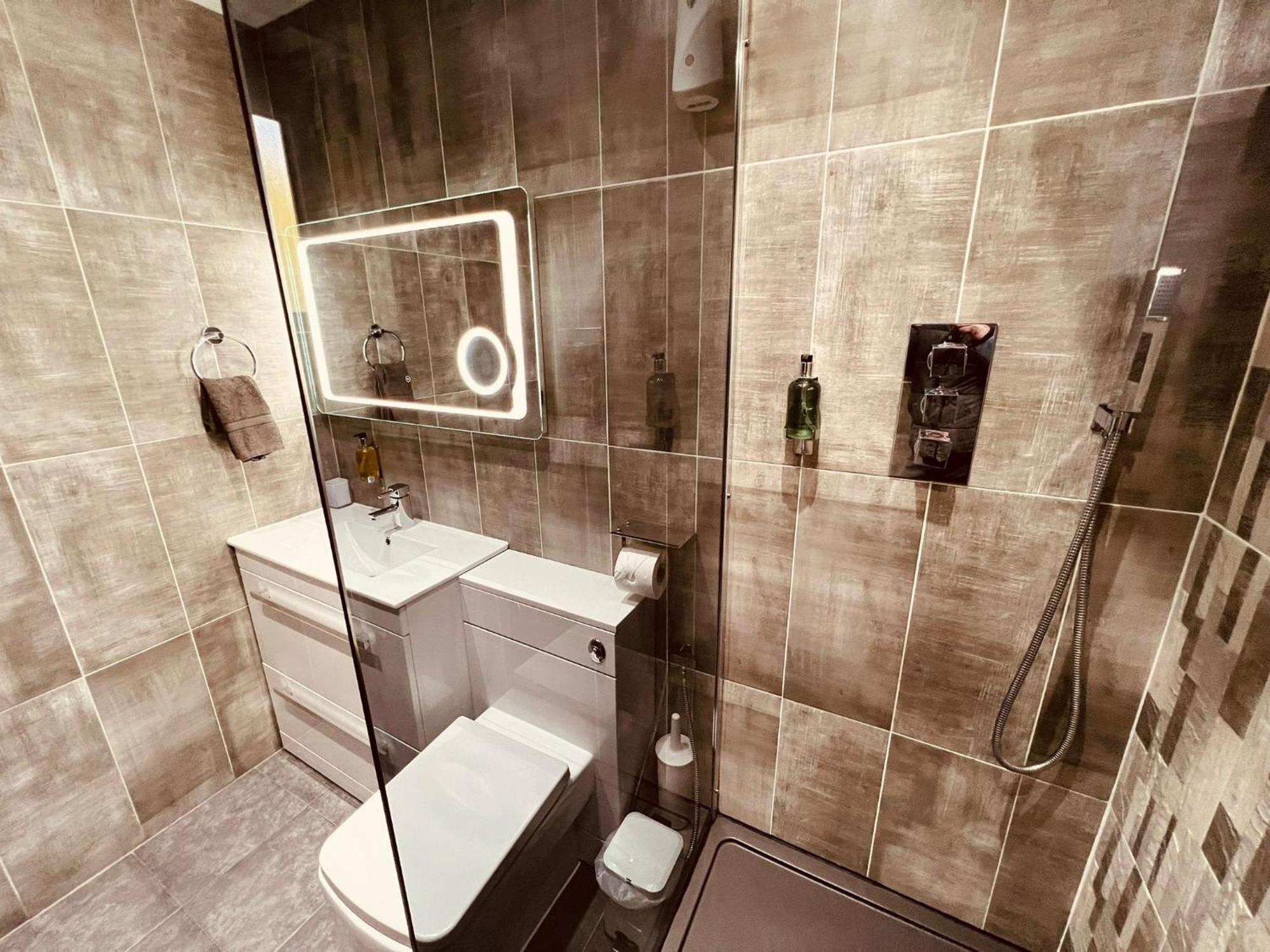 Modern Suites -5 Bedroom House- With Free Parking Birmingham City Esterno foto