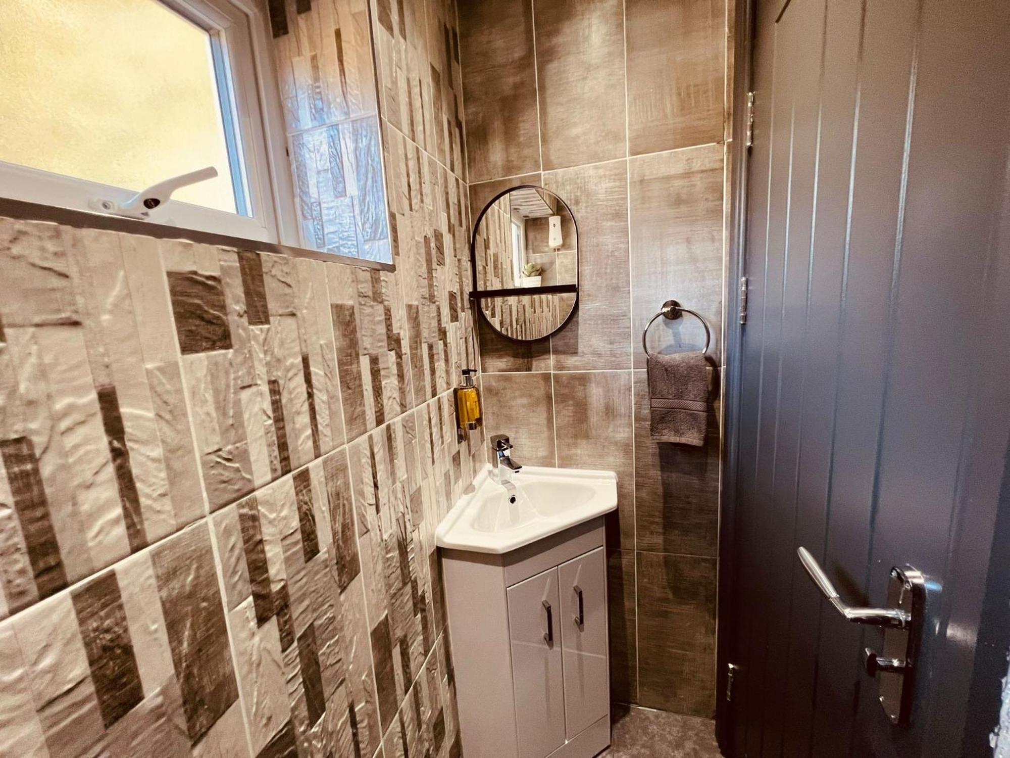 Modern Suites -5 Bedroom House- With Free Parking Birmingham City Esterno foto