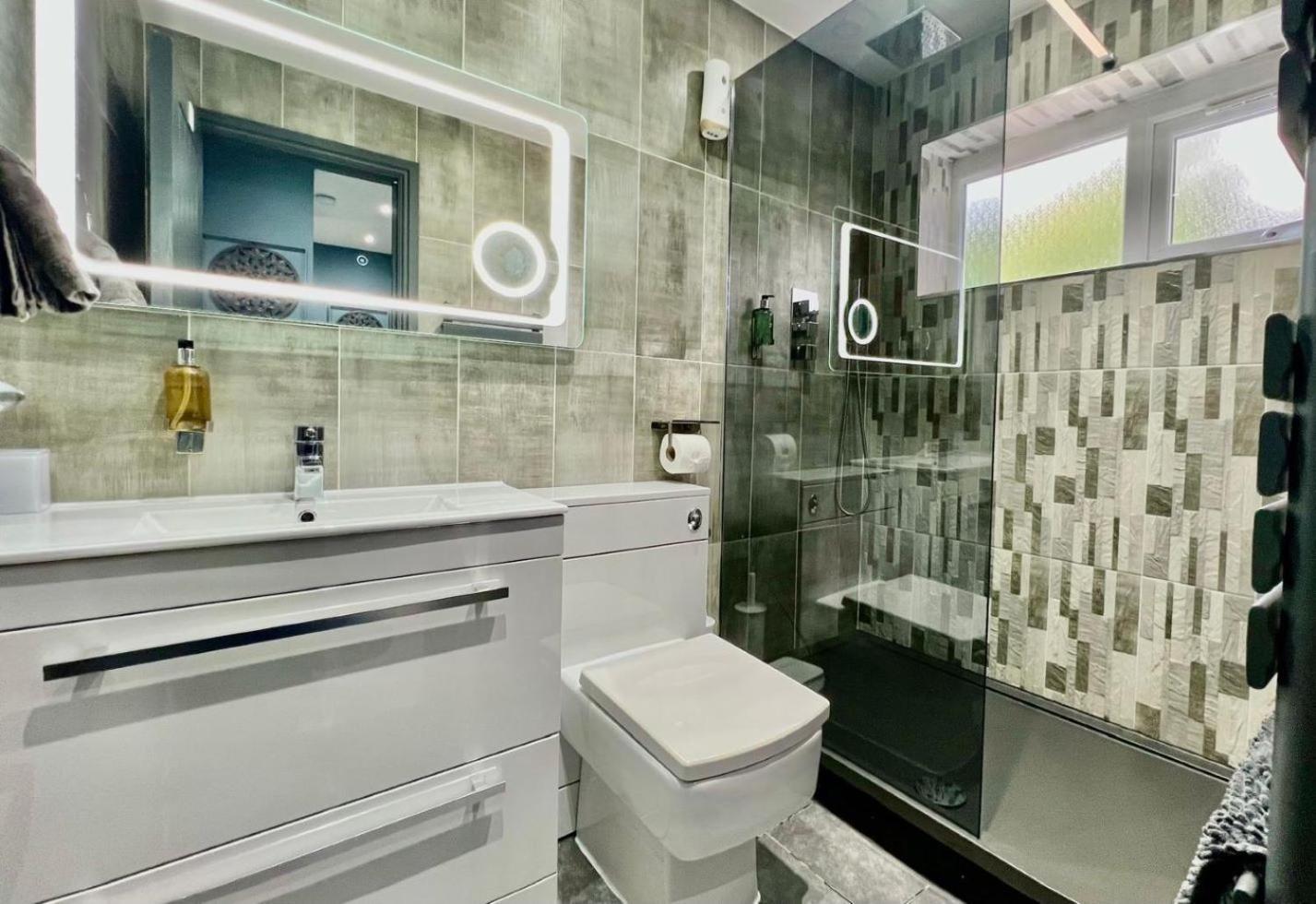 Modern Suites -5 Bedroom House- With Free Parking Birmingham City Esterno foto